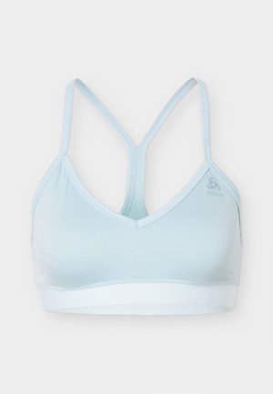 Lichtblauwe sportbeha met smalle racerbackbandjes en een klein logo aan de linkerkant, ontworpen voor sportkleding.