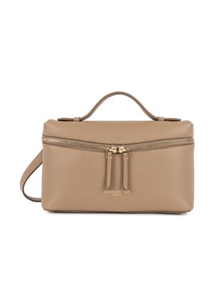 Sac à main rectangulaire en cuir beige avec deux fermetures éclair dorées, poignée supérieure et bandoulière réglable, avec la marque "Lancaster Paris" sur le devant.