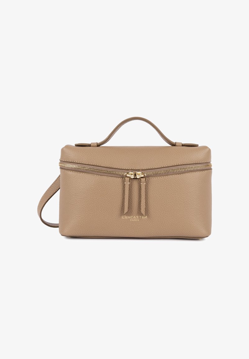 Sac à main rectangulaire en cuir beige avec deux fermetures éclair dorées, poignée supérieure et bandoulière réglable, avec la marque "Lancaster Paris" sur le devant.