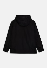 Veste noire avec capuche, poignets élastiques et tissu lisse et léger. Design minimaliste sans logos ni motifs visibles.