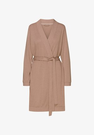 Beżowy dzianinowy szlafrok z długimi rękawami, kołnierzem szalowym i paskiem. Posiada prążkowane mankiety i dół, co zapewnia miękką teksturę i luźny krój.