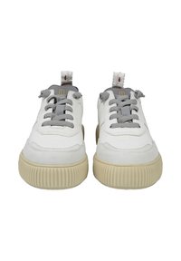 Sneaker bianche con punta rotonda e texture, lacci grigi e suola rigata color crema. Presenta un tab posteriore con un accento rosso.