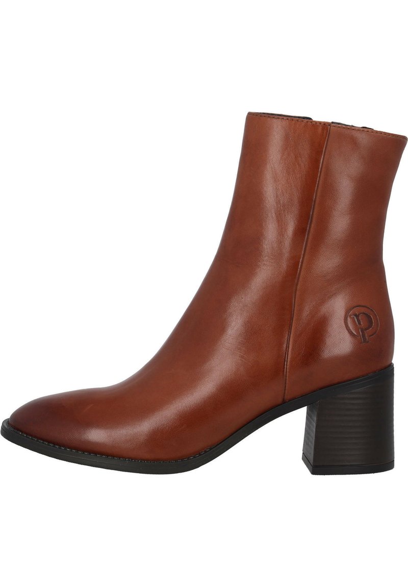 Botín de cuero marrón hasta el tobillo con punta afilada y tacón cuadrado. Presenta una suela negra texturizada y un logo grabado en el lateral.