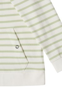 Manche et poche de sweat-shirt à rayures horizontales blanc et vert clair avec un petit détail métallique rond sur la poche.