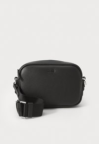 Borsa a tracolla nera in pelle con una superficie liscia, forma rettangolare, chiusura con zip e tracolla regolabile con marchio inciso.