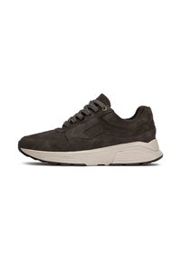 Baskets en suede marron foncé avec une tige texturée, des lacets gris et une semelle intermédiaire crémeuse épaisse. Équipées d'une semelle extérieure en caoutchouc noir pour l'adhérence.