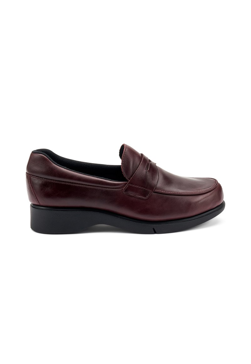 Scarpa slip-on in pelle borgogna con una texture liscia, dettagli di cucitura discreti e un tacco in gomma nera bassa per maggiore comfort e stabilità.