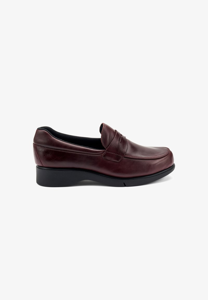 Scarpa slip-on in pelle borgogna con una texture liscia, dettagli di cucitura discreti e un tacco in gomma nera bassa per maggiore comfort e stabilità.
