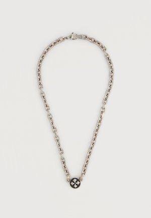 Ezüstlánc közepes méretű szemekkel, középen egy kerek, fekete-fehér virágmintás medállal, fehér háttéren.