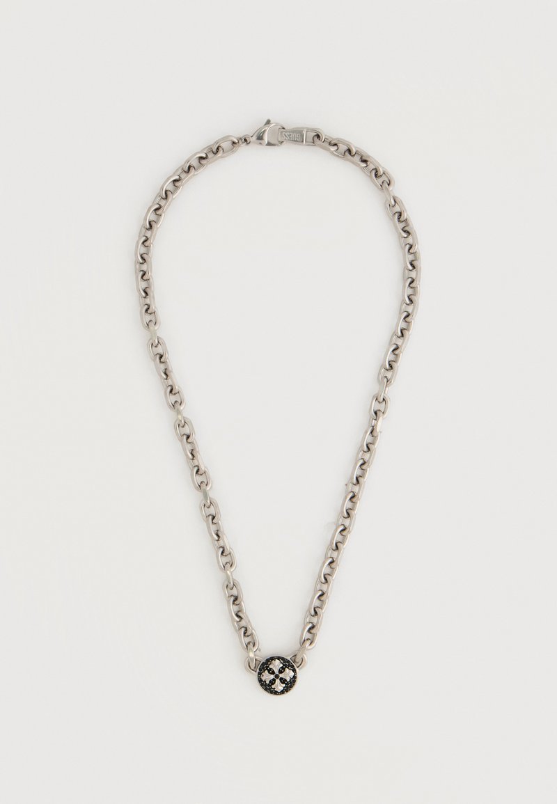 Ασημένιο κολιέ μεσαίων συνδέσμων και στρογγυλό μαύρο και άσπρο λουλουδένιο μενταγιόν στο κέντρο σε λευκό φόντο.