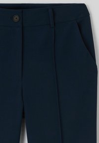 Pantalons bleu marine au design soigné, dotés d'un devant plat, de poches latérales, de passants de ceinture et d'une fermeture à un bouton. Texture lisse.