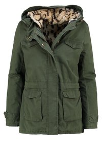 Chaqueta verde oliva con capucha, forrada con piel sintética de estampado de leopardo, con bolsillos delanteros y diseño con solapa abotonada.
