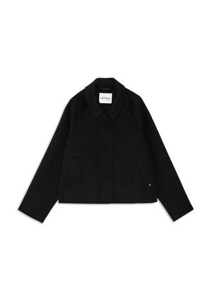 Czarna, krótka kurtka z kołnierzykiem, raglanowymi rękawami i dwiema przednimi kieszeniami; wykonana z miękkiego materiału o gładkiej teksturze.