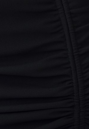 Tessuto nero arricciato con texture liscia, pieghe verticali e fine cucitura di dettaglio. Progettato per adattarsi strettamente al corpo.