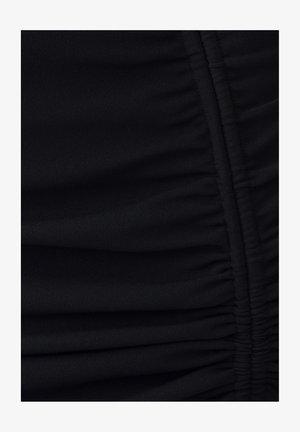 Musthave keeratud kangas, mis on sileda tekstuuriga, vertikaalsete voldikutega ja peene tikandiga detailidega. Kujundatud keha lähedale sobivaks.