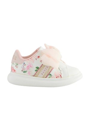 Weiße Sneaker mit floralem Muster, rosa Akzenten und einer großen Schleife an der Vorderseite. Verfügt über einen strukturierten Seitenstreifen und eine gepolsterte Sohle.