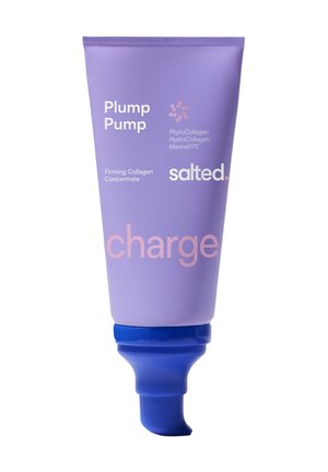 Lila Tube der salzigen Marke Plump Pump mit festigendem Kollagenkonzentrat und blauem Applikator gegen weißen Hintergrund.
