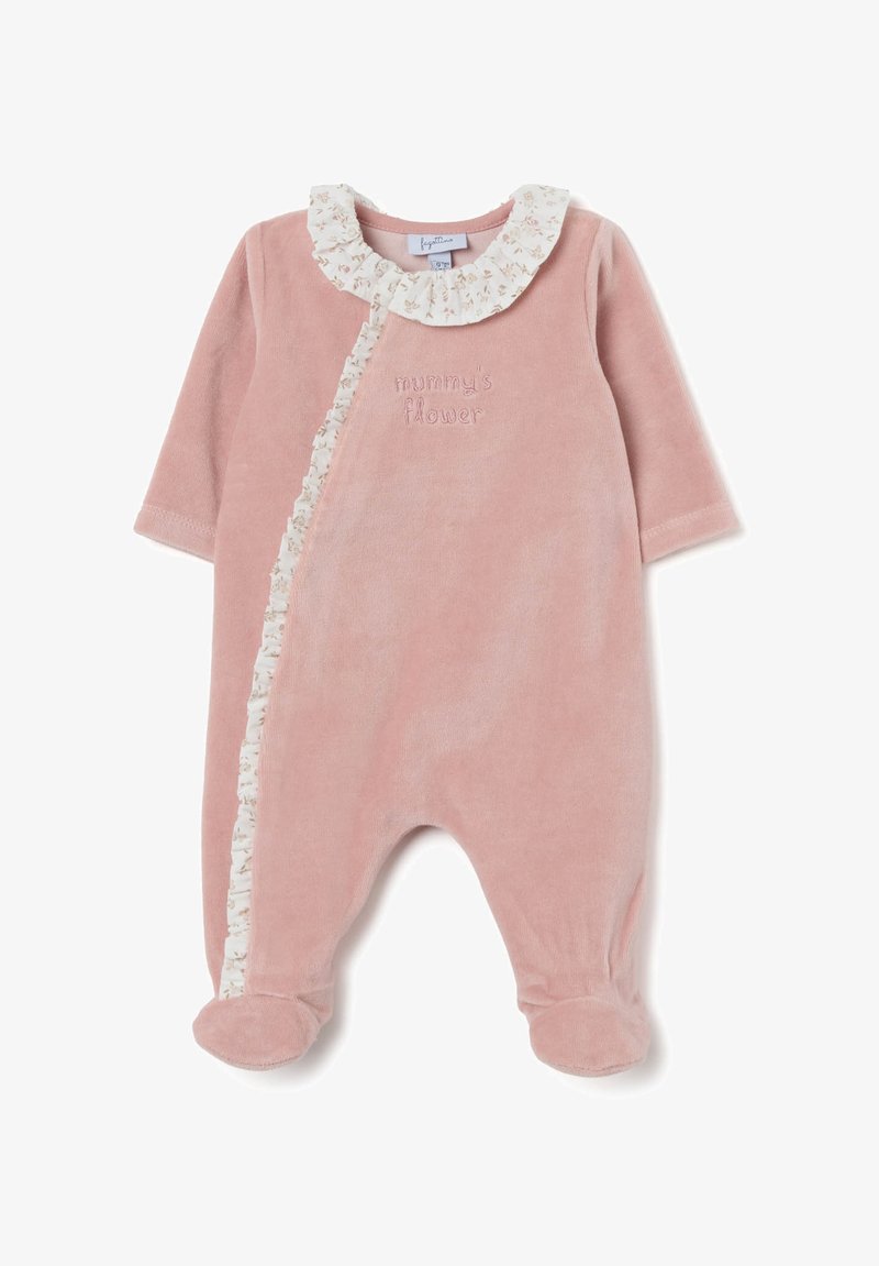Mameluco de terciopelo rosa con mangas largas, cuello con volantes de patrón floral y bordado "flor de mamá" en la parte delantera. Presenta un diseño con pies.