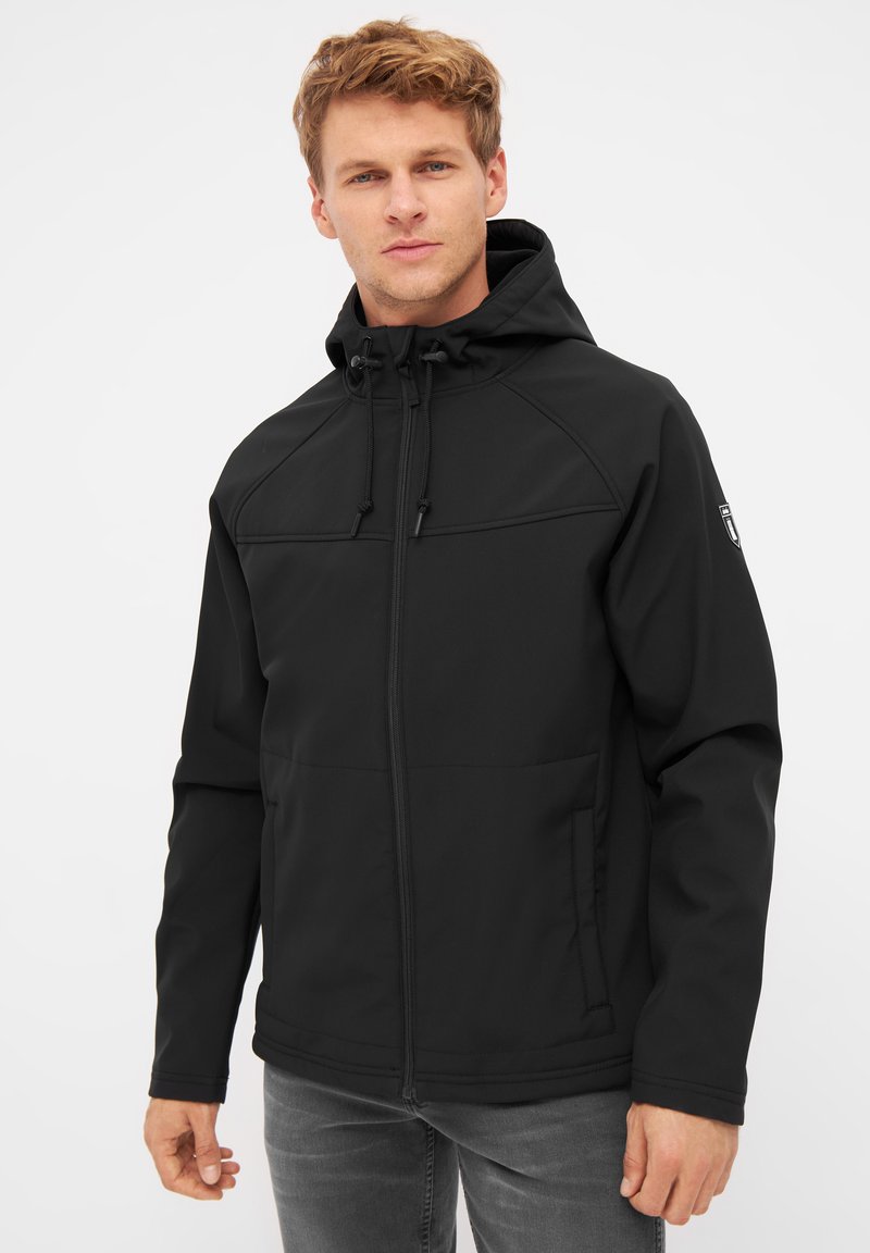Czarna kurtka softshell z kapturem, z przodu na zamek błyskawiczny i regulowanymi sznureczkami. Gładka tekstura, z bocznymi kieszeniami i subtelną naszywką z logo.