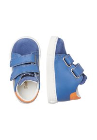 Scarpe in pelle e camoscio blu con doppie chiusure in Velcro, suole in gomma bianca e dettagli arancioni. Design a punta arrotondata, texture morbida.