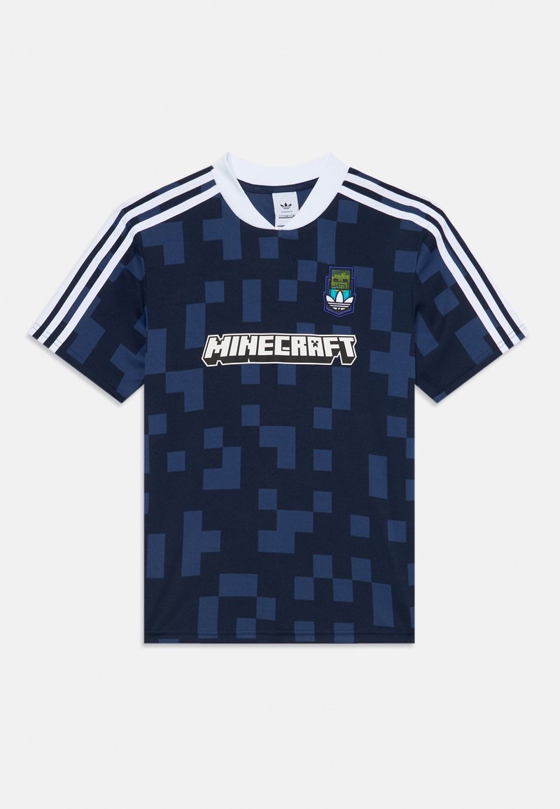 Tamsiai mėlynas Minecraft stiliaus trumpomis rankovėmis džersis su pikselių raštu, baltu apykakle ir trimis baltomis juostelėmis ant rankovių. Įrengta logotipas.