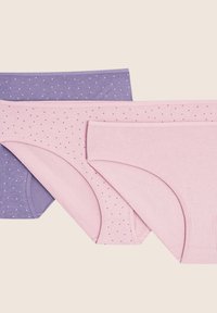 Trzy pary bawełnianej bielizny w kolorze różowym i fioletowym. Jedna różowa para ma niebieskie kropki; dwie fioletowe pary mają białe kropki.