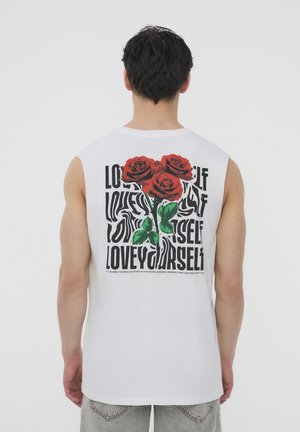 Maglietta bianca senza maniche con una grafica di rose rosse e testo nero che riporta frasi come "AMATI" sul retro.
