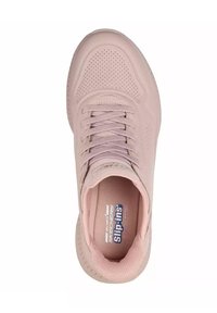 Sneaker atletico rosa chiaro con una tomaia sintetica liscia, motivo perforato, lacci davanti e soletta imbottita.