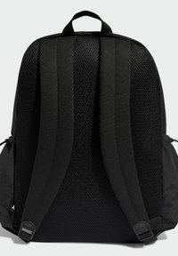 Mochila negra con panel trasero de malla y correas acolchadas, que presenta un diseño elegante, hebillas laterales ajustables y un asa resistente para llevar.