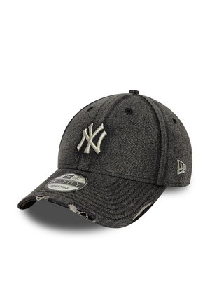 Casquette de baseball gris foncé usée avec logo blanc des New York Yankees et sangle ajustable, vue en angle sur fond blanc.