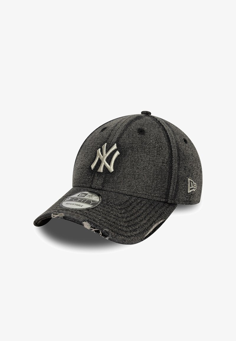 Casquette de baseball gris foncé usée avec logo blanc des New York Yankees et sangle ajustable, vue en angle sur fond blanc.