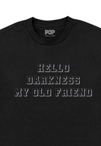 Sort bomulds T-shirt med fed, hvid tekst, der står "HELLO DARKNESS MY OLD FRIEND" i blokbogstaver. Klassisk crew neck design.