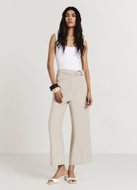 Calliope CULOTTE CON FIBBIA - Pantaloni - sabbia medio