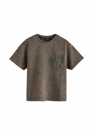 Brun kortærmet T-shirt i vasket bomuld med rund hals og mørkt abstrakt tryk på venstre brystområde.