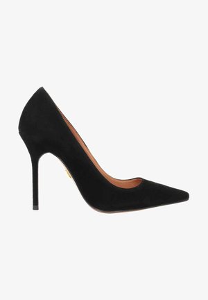 Must have mustreeritud musta luksusliku suede stiletto kontsaga king, millel on terav varvas, sile tekstuur ja õhuke konts. Siseosa paljastab pruunist nahast voodri ja diskreetse kuldse detaili.