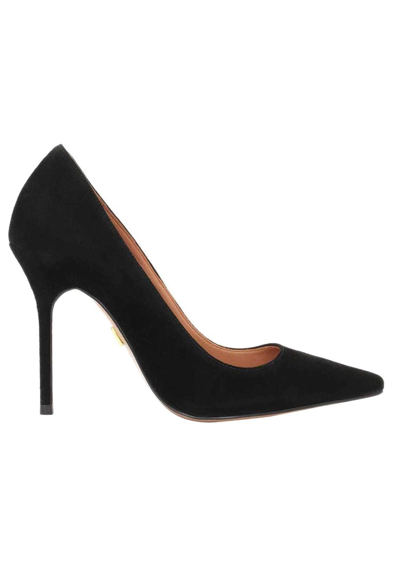 Musta mokkanahka stiletto-korkokenkä, jossa on terävä kärki, sileä pinta ja hoikka korko. Sisäpuolella on tan-väri nahkavuori ja hienovaraiset kultaiset yksityiskohdat.