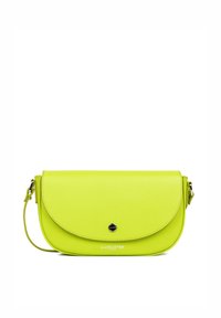 Borsa a tracolla in pelle vegana gialla neon con patta arrotondata, hardware in argento, tracolla regolabile e logo impresso sul davanti.