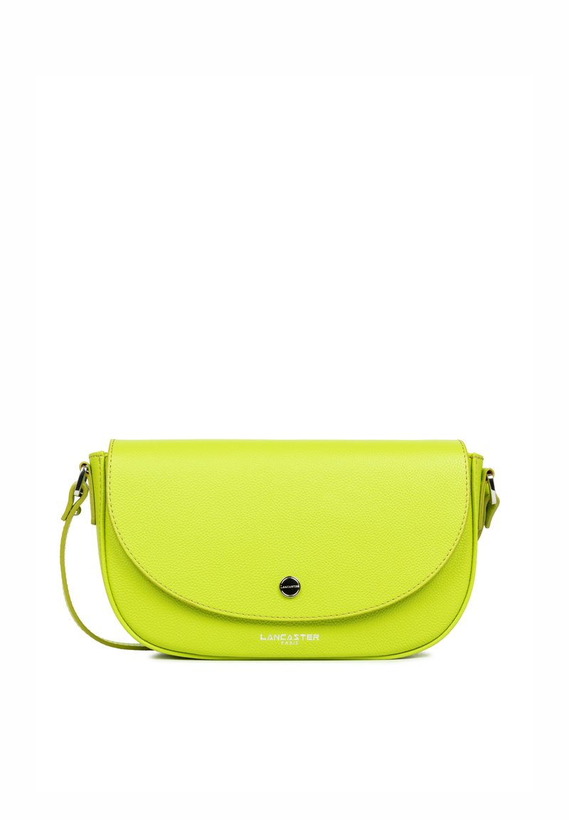 Borsa a tracolla in pelle vegana gialla neon con patta arrotondata, hardware in argento, tracolla regolabile e logo impresso sul davanti.