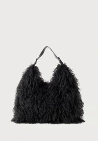 Geantă hobo din blană neagră, cu un finisaj moale și texturat. Dispune de o curea lată, buclată, pentru a fi purtată. Design voluminos, cu blană zburlită, care adaugă dimensiune.
