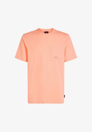 Svetlo koralna kratka majica s kratkimi rokavi, izdelana iz mehkega materiala, z žepom na prsih z logotipom in okroglim izrezom.