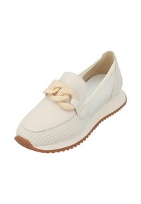 Beige instap-schoen met een textuurgeweven bovenwerk, een gladde leren accent en een decoratieve geknoopte riem. Bruine rubberen zool met een geribbeld patroon.