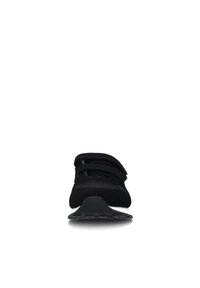 Scarpa nera con velcro, suola piatta in gomma, superiore in tessile morbido e tre cinturini regolabili sulla parte anteriore per una vestibilità sicura.