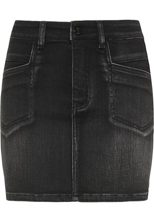 Černá džínová mini sukně s přiléhavým střihem, předními kapsami a zipovým zapínáním. Látka má jemný lesk a hladkou strukturu.