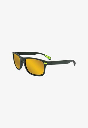 Occhiali da sole rettangolari neri con lenti riflettenti giallo-arancioni e piccoli accenti verde neon sulla montatura e sulle aste.