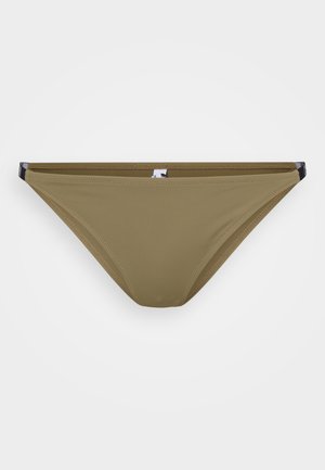 Olivnozeleni bikini spodnji del iz gladkega, raztegljivega materiala. Izpostavlja eleganten, minimalističen dizajn s kontrastnimi črnimi poudarki na bokih.