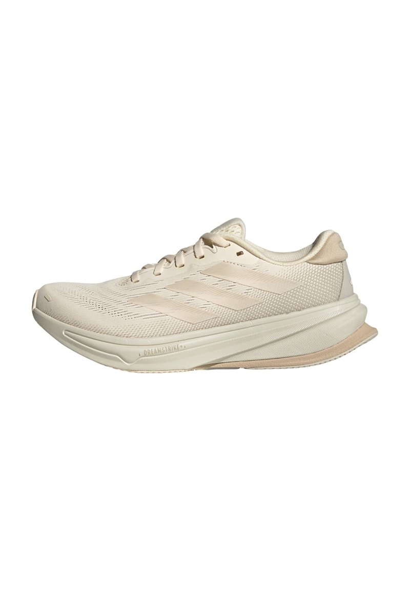 Beige hardloopschoenen met een ademende mesh bovenkant, tekstuurdesign, gebogen zool en drie strepen aan de zijkant. Lichtgewicht en modern.