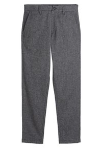 Pantalones grises de tela trenzada con un patrón de espiga, dos bolsillos laterales, cierre de botón en la parte delantera y diseño de pierna recta.