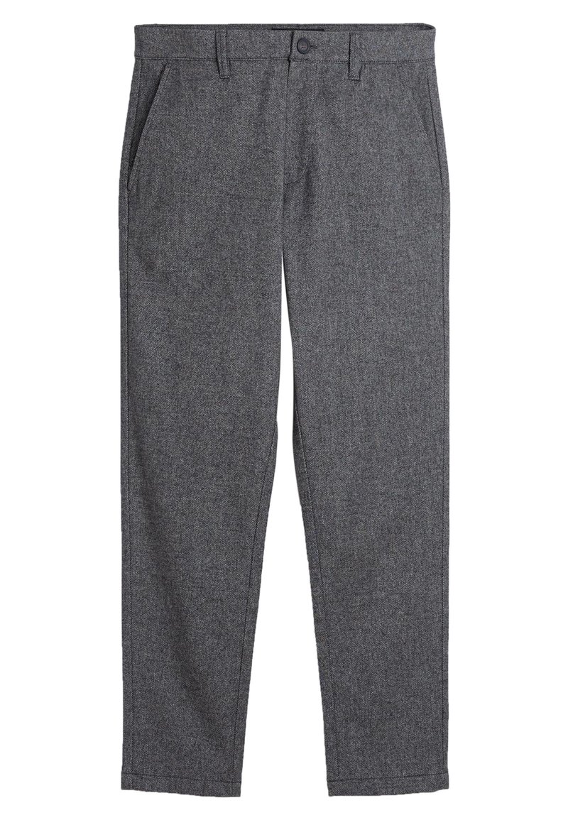Pantalones grises de tela trenzada con un patrón de espiga, dos bolsillos laterales, cierre de botón en la parte delantera y diseño de pierna recta.