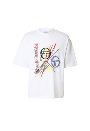 T-shirt bianca a maniche corte con linee astratte colorate, due loghi circolari e la scritta "Sergio Tacchini" in rosso e nero sul davanti.