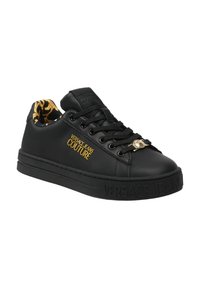 Baskets en cuir noir avec le logo doré "Versace Jeans Couture", lacets noirs et intérieur à motifs. Semelle en caoutchouc texturée.